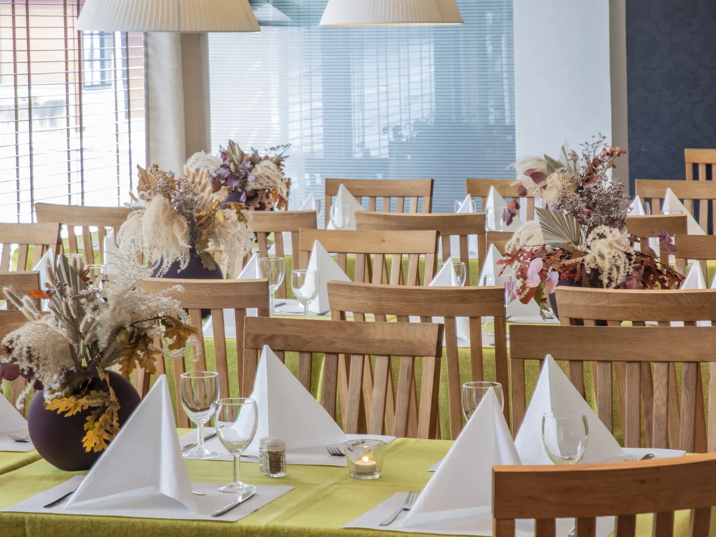 Bord dekket med servietter, glass og tørkede blomster i Dufsethstua