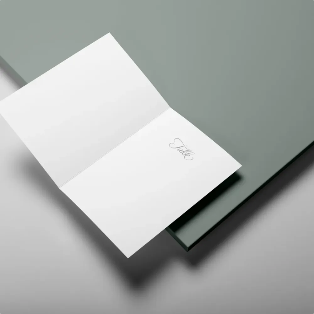 Enkelt takkekort i hvitt mot grønngrå bakgrunn