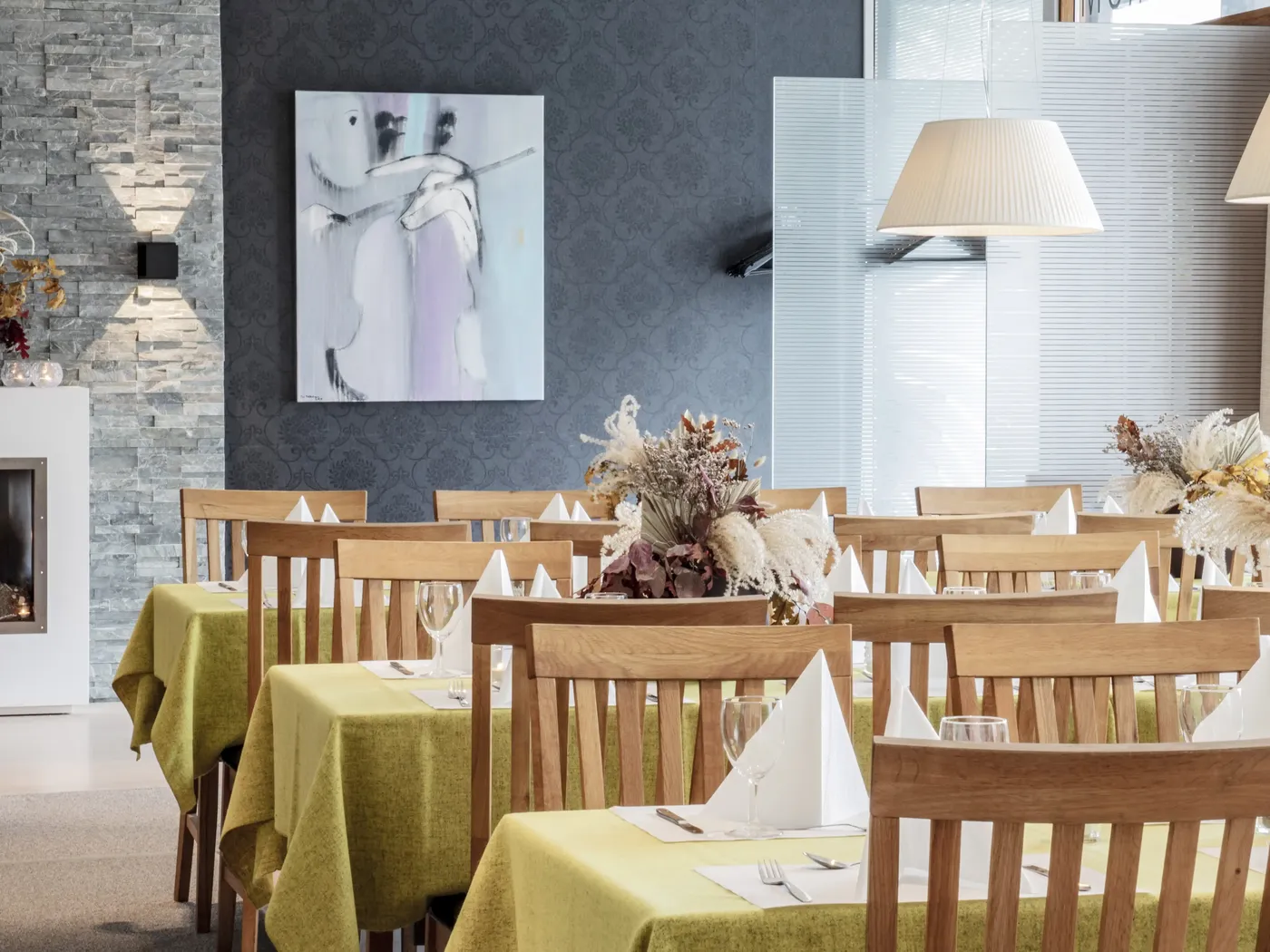 Dufsethstua med dekkede bord, blomster og peis