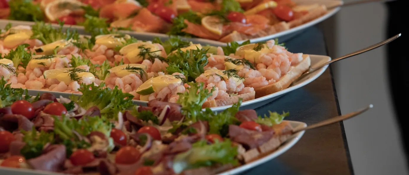 Fat med smørbrød og pålegg klare til servering